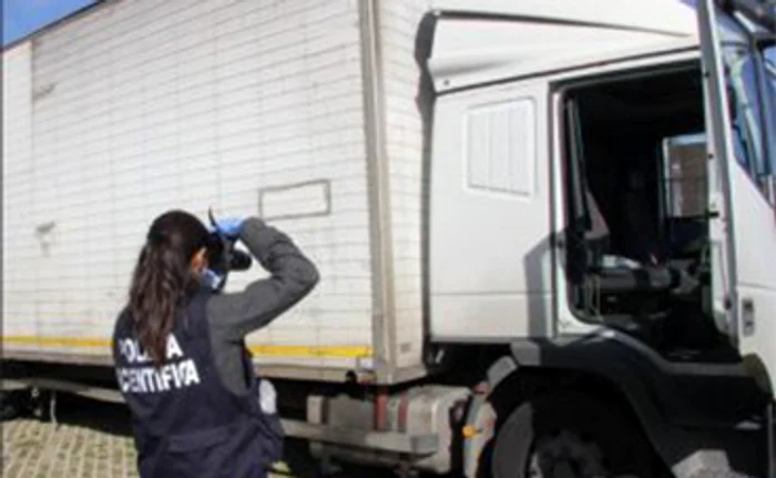 
    Poliţiştii au întreprins cercetări în parcarea unde staţiona camionulFoto: „Corriere Adriatico”  