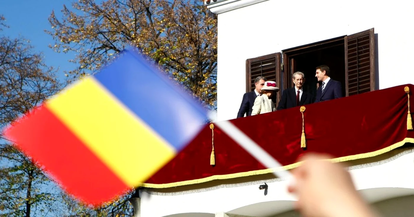 Sute de oameni au venit la Palatul Elisabeta să-i ureze „La mulţi ani!“ Majestăţii Sale Regele Mihai I FOTO Eduard Enea