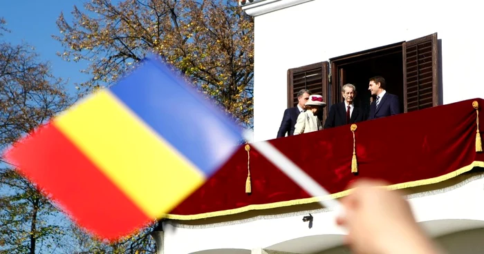 Sute de oameni au venit la Palatul Elisabeta să-i ureze „La mulţi ani!“ Majestăţii Sale Regele Mihai I FOTO Eduard Enea