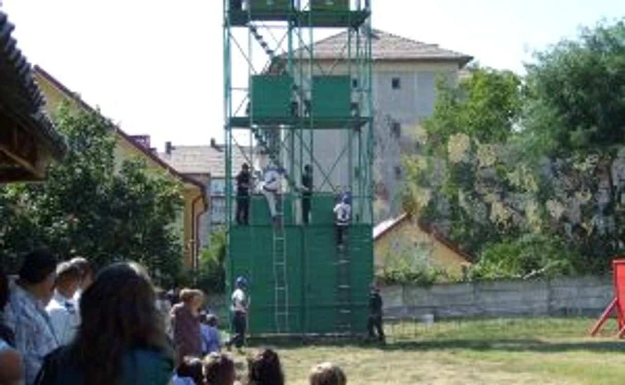 Demonstratii ale pompierilor valceni in fata asistentei