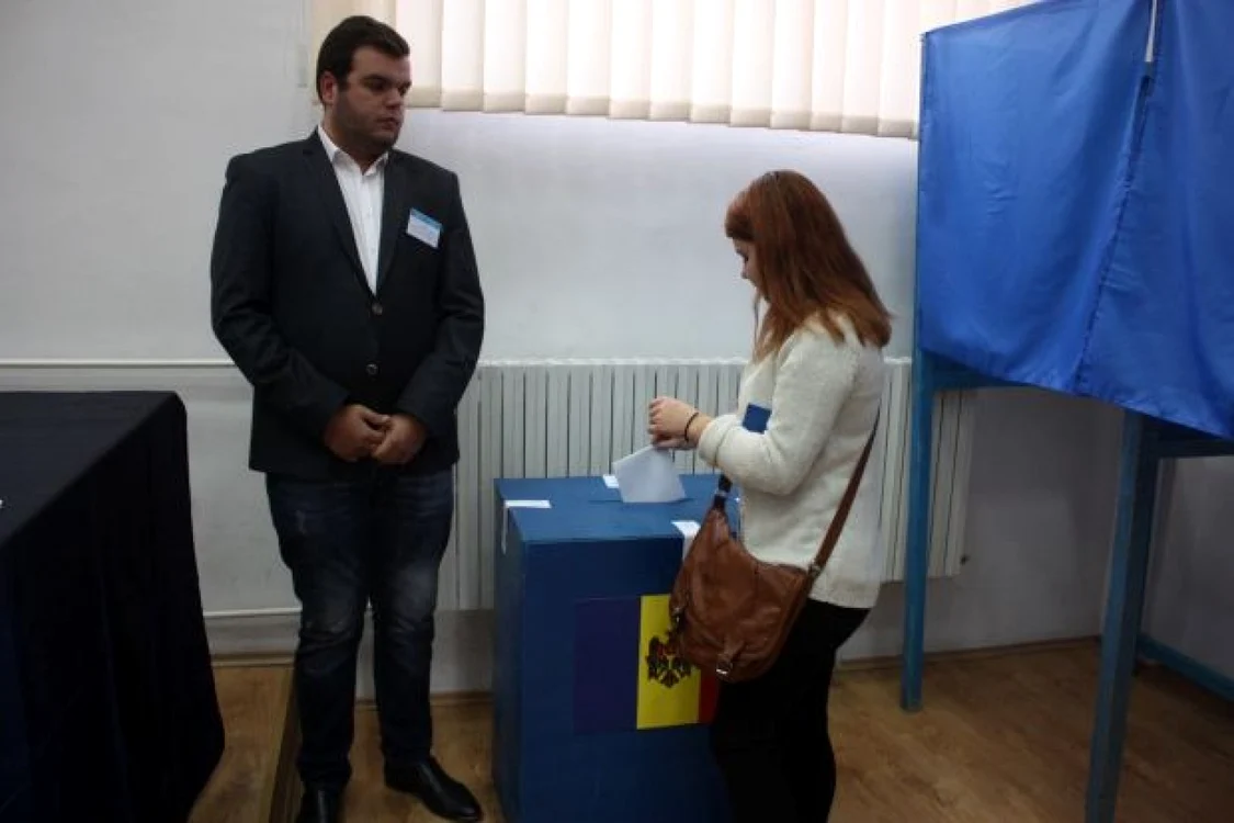 Moldovenii ];i aleg preşedintele după mai bine de 15 ani 