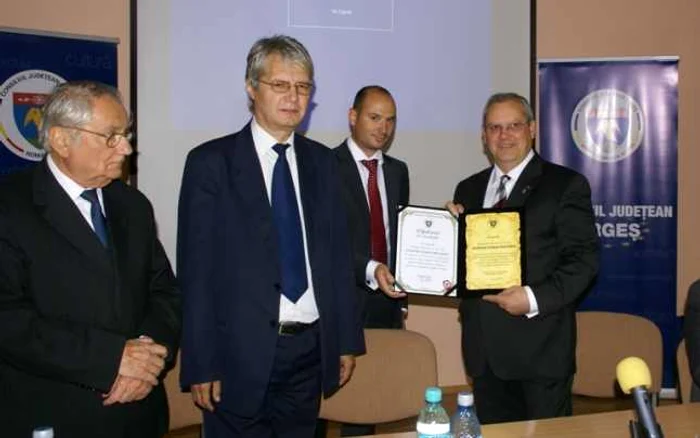 Dumitru Prunariu a primit o diplomă din partea Consiliului Județean