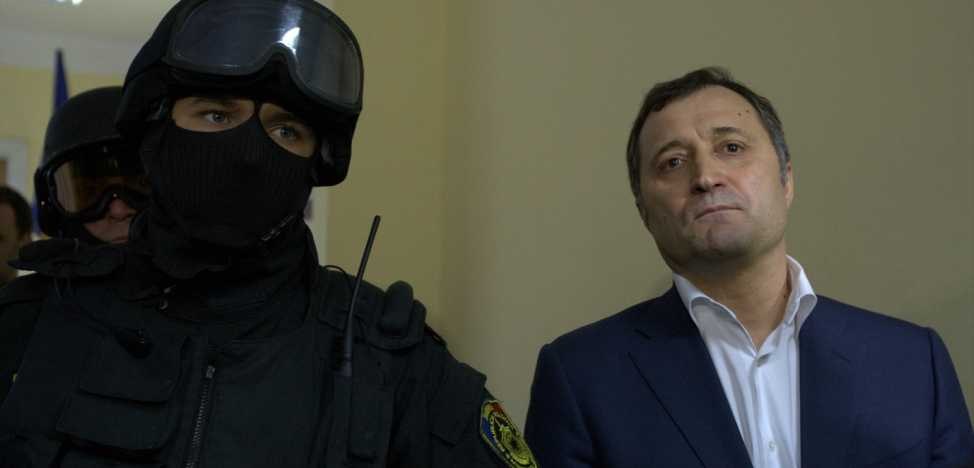 Vlad Topalov mobil telefonida porno suratga oldi.