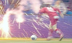 Torje, oprit în careu de  o torţă aruncată din tribună jpeg