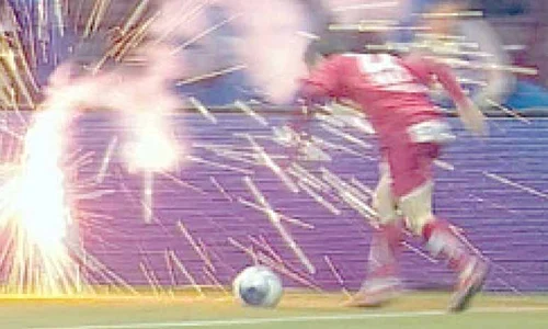 Torje, oprit în careu de  o torţă aruncată din tribună jpeg