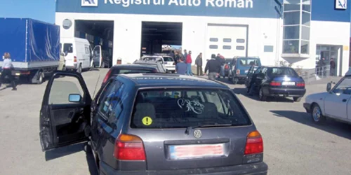 Şoferii aşteaptă ore în şir în curtea RAR să îşi verifice autoturismele