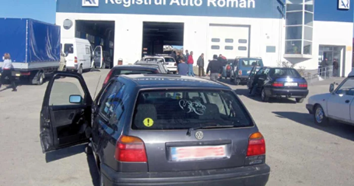 Şoferii aşteaptă ore în şir în curtea RAR să îşi verifice autoturismele