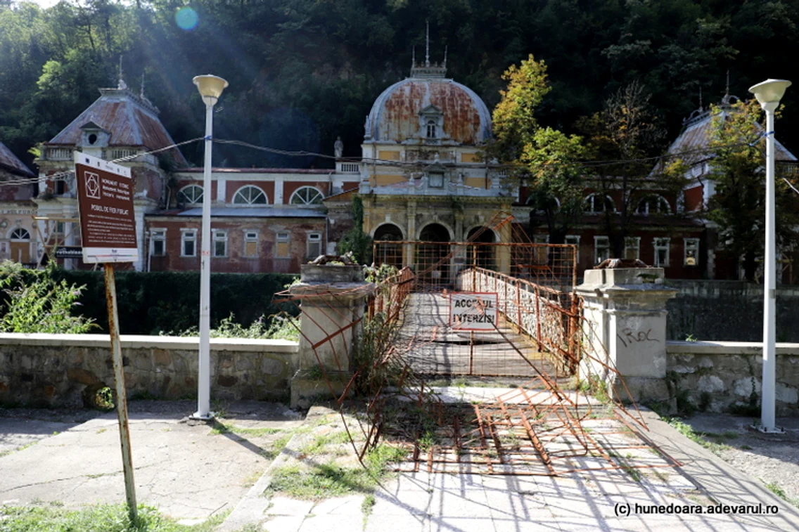 La Băile Herculane, expoziție de ruine montane! Foto Daniel Guță  ADEVĂRUL (2) JPG