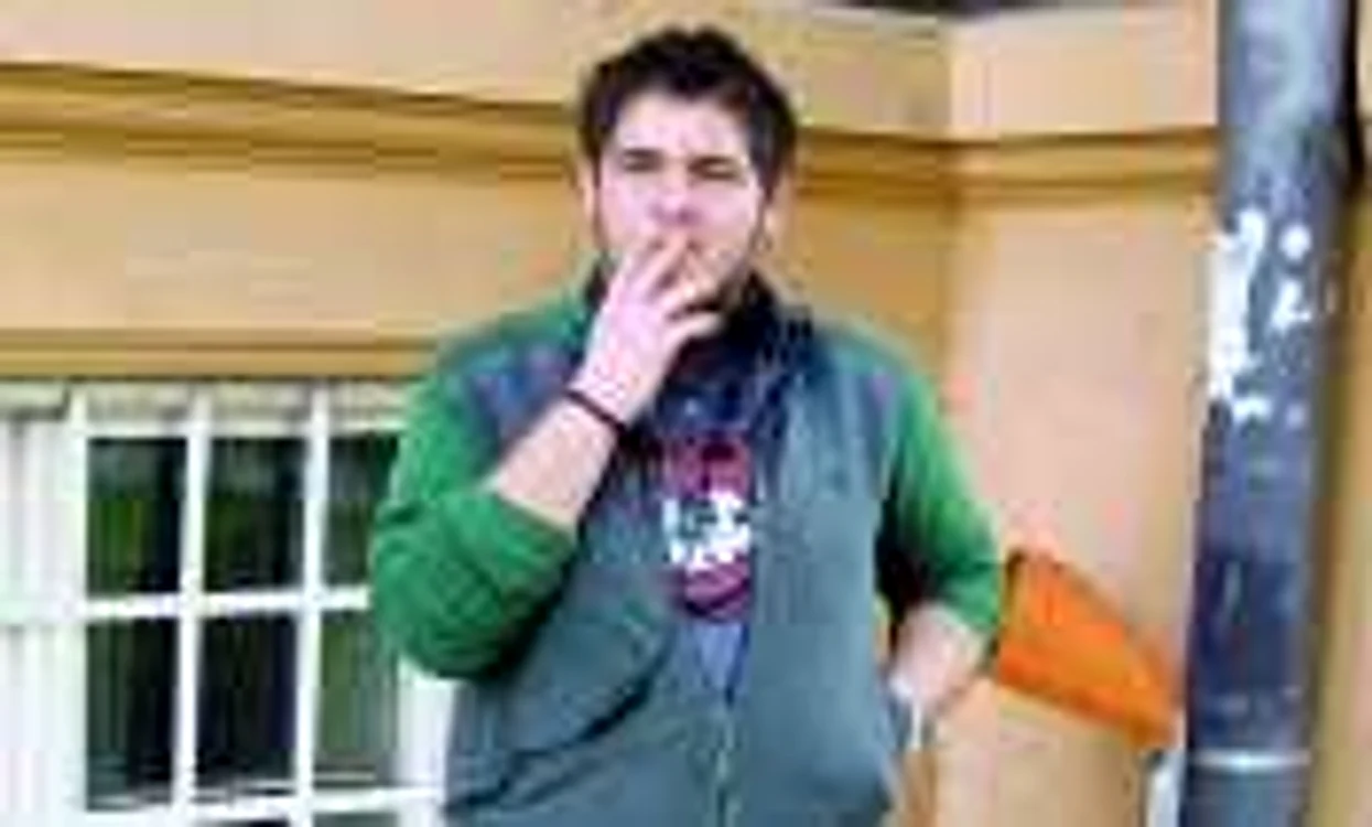 Andrei Pop, de 18 ani, fumează doar în afara şcolii. 
