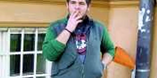 Andrei Pop, de 18 ani, fumează doar în afara şcolii. 