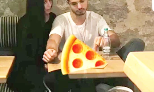 La pizzerie, alături de iubita Elena Băsescu jpeg