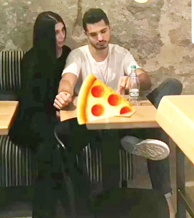 La pizzerie, alături de iubita Elena Băsescu
