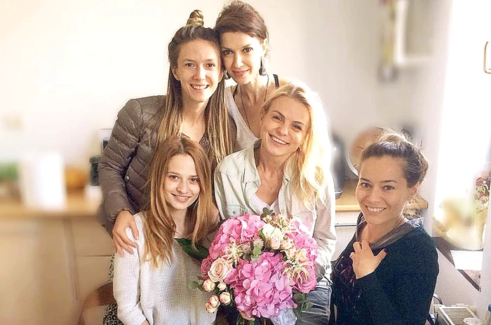 Lesbiană. Lui Jojo îi plac femeile în piesa “Nunta perfectă” (2015). Joacă alături de Adela Popescu, Alina Chivulescu, Laura Cosoi şi Adina Galupa