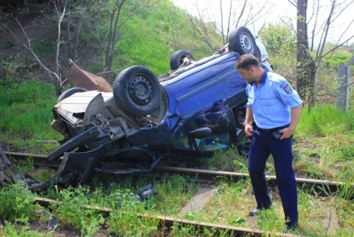 Un şofer a plonjat cu maşina peste un pod FOTO botosaneanul.ro