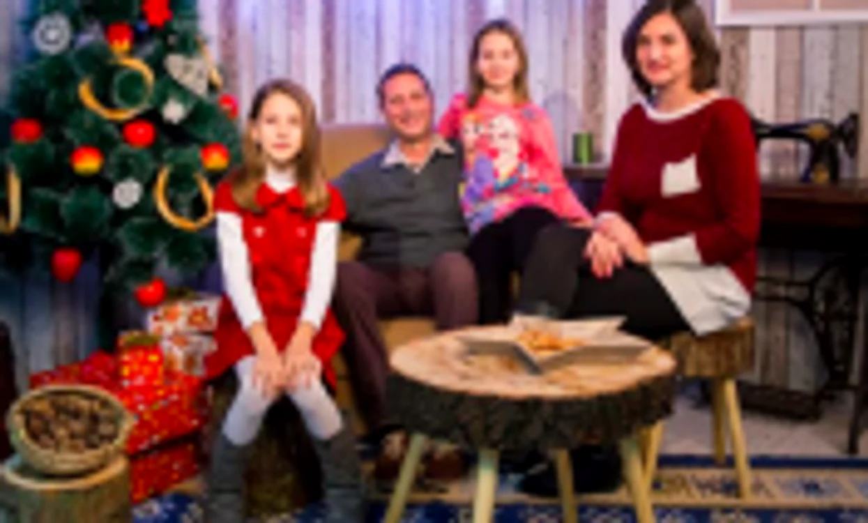 Familia Ioniţă - Luiza cu sora şi părinţii Sursa Facebook AEI