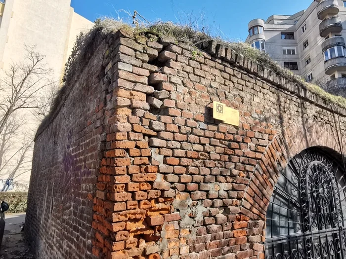 Bucata din fostul zid de fortificaţie a Timişorei aşteaptă să fie restaurată FOTO Ş.Both