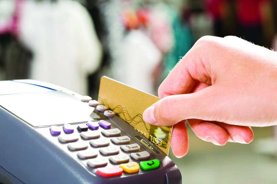 Peste 80% dintre români achită cumpărăturile de sărbători cu cardul: fie de debit sau credit