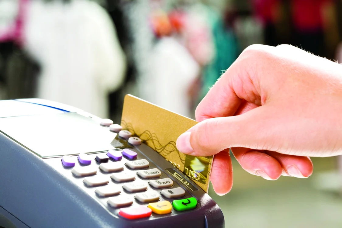 Cei care efectuează plăţi cu cardul în străinătate trebuie să se informeze asupra comisioanelor care i-ar putea fi percepute de bănci şi comercianţi FOTO SHUTTERSTOCK