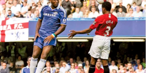 Duelul dintre Drogba (stânga) şi Evra va fi unul dintre punctele de atracţie ale disputei de astăzi
