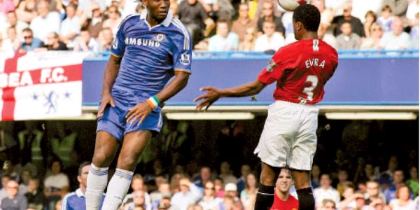 Duelul dintre Drogba (stânga) şi Evra va fi unul dintre punctele de atracţie ale disputei de astăzi