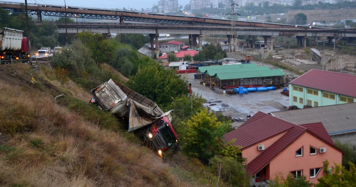 Şoferul şi persoanele aflate în clădirile de la baza pantei au avut noroc Foto: Marius Mototolea