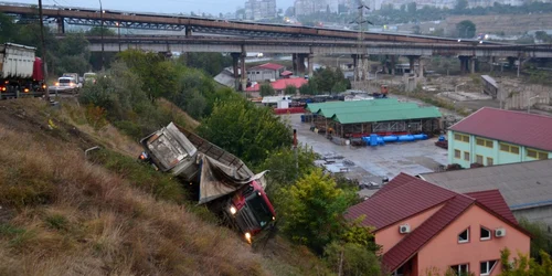 Şoferul şi persoanele aflate în clădirile de la baza pantei au avut noroc Foto: Marius Mototolea