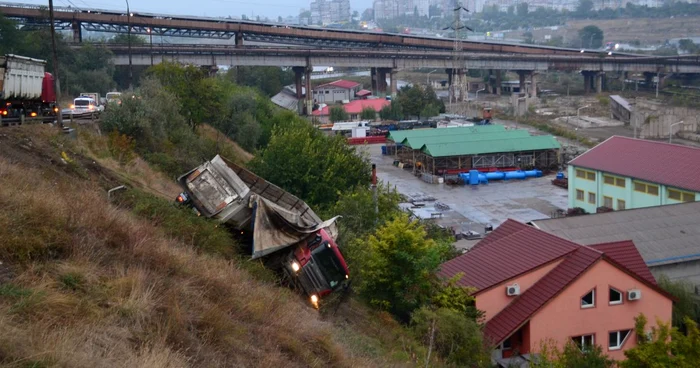 Şoferul şi persoanele aflate în clădirile de la baza pantei au avut noroc Foto: Marius Mototolea