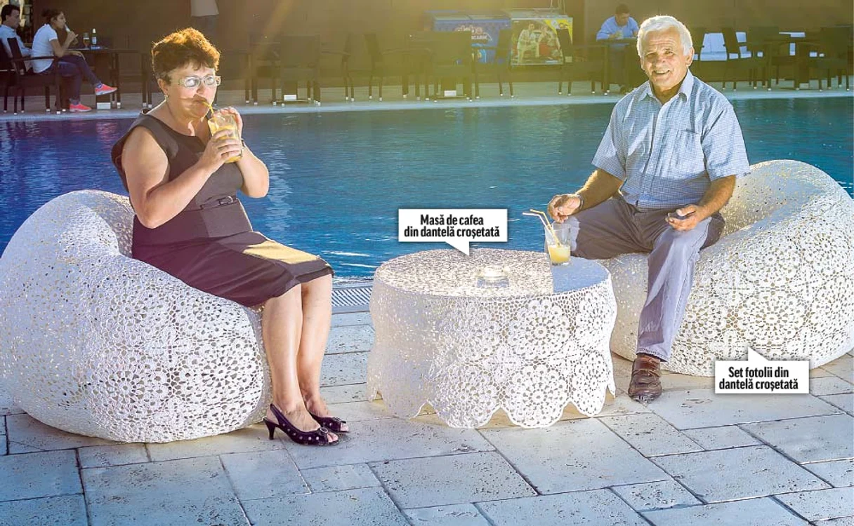 
    Pentru realizarea unui set  de living, Silvia Junjan  lucrează şi un an   