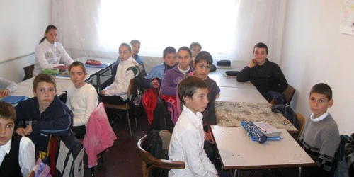 Copiii se strecoară cu greu printre bănci, pentru a ieşi la tablă. Foto: Bogdan Nistor