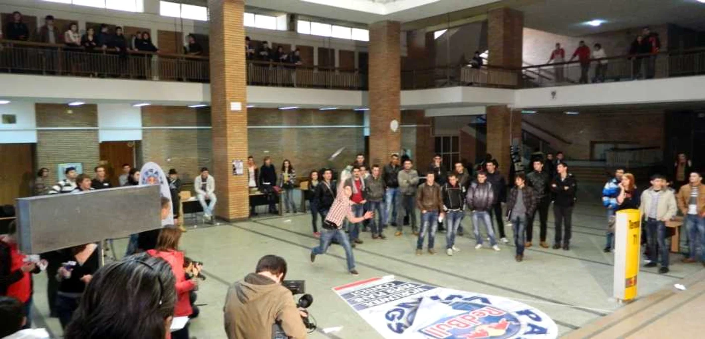 Calicările pe Bucureşti "Red Bull Paper Wings" pentru Campionatul Mondial de avioane din hârtie FOTO: Florin Marin