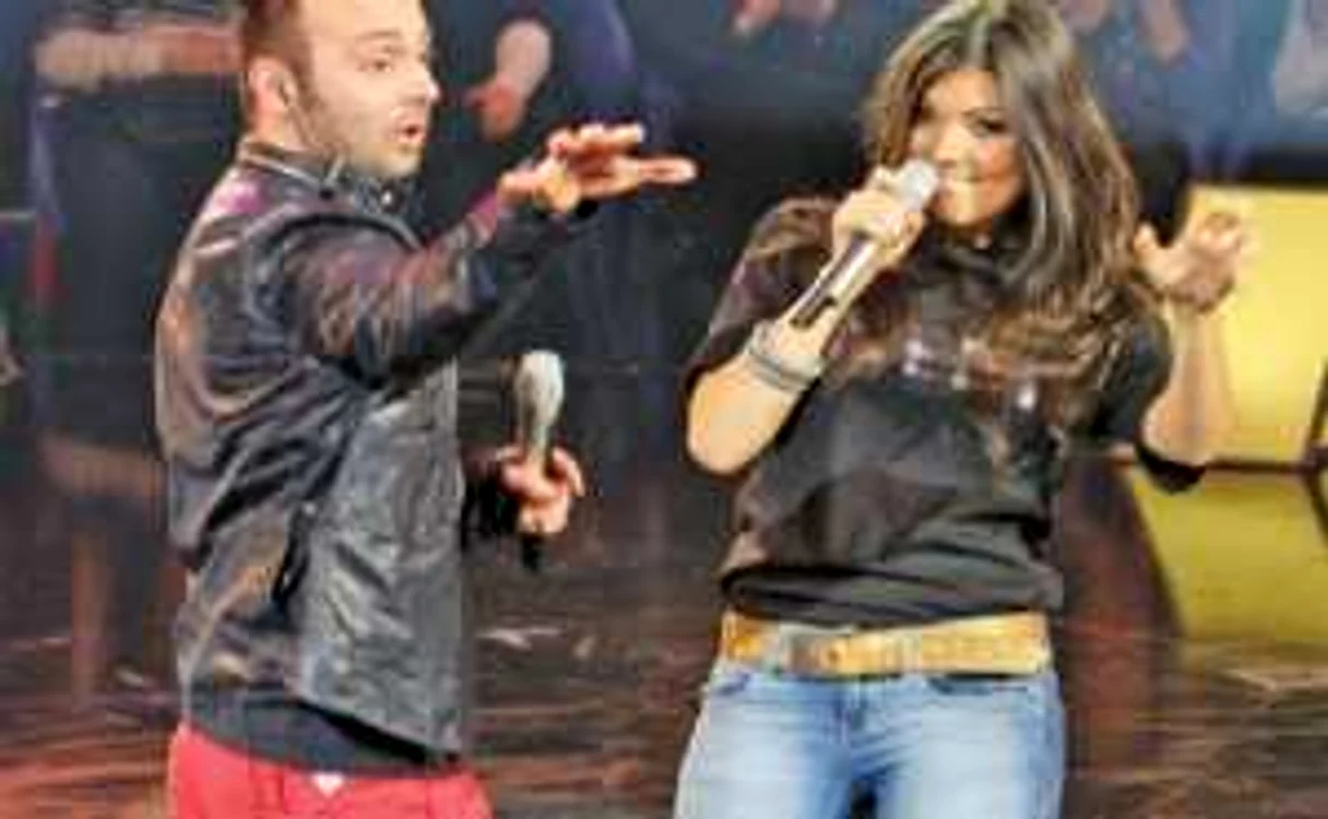 Ovidiu Cernăuţeanu și Paula Seling, în timpul unui concert 