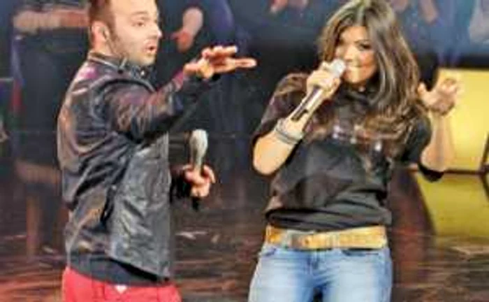 Ovidiu Cernăuţeanu și Paula Seling, în timpul unui concert