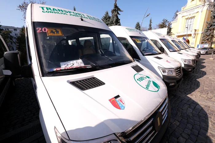 Microbuzele electrice au fost aduse în fața Consiliului Județean FOTO Doina Federovici
