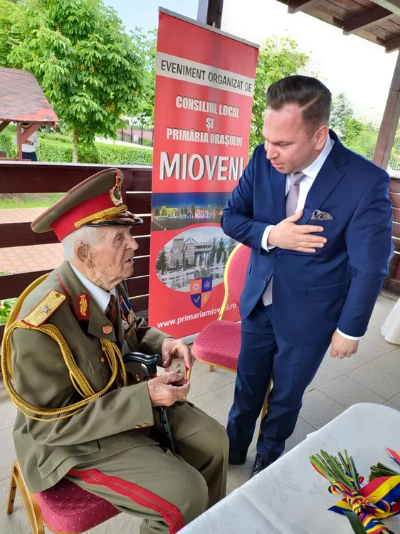 general constantin nastase si secretar de stat eduard bachide foto primaria mioveni