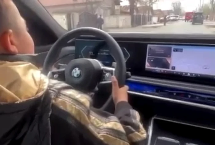 Copil de 10 ani, filmat la volanul unui BMW FOTO: Caprtura video