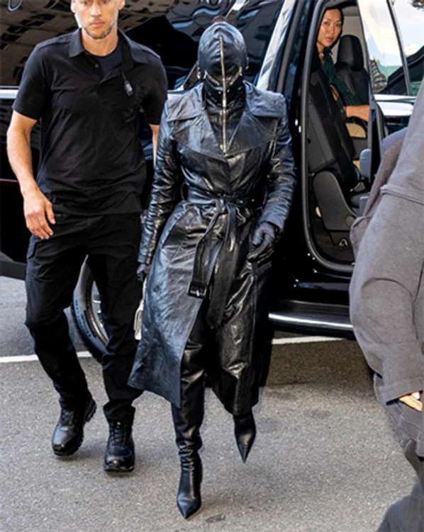 Kim a purtat o mască ciudată pe faţă