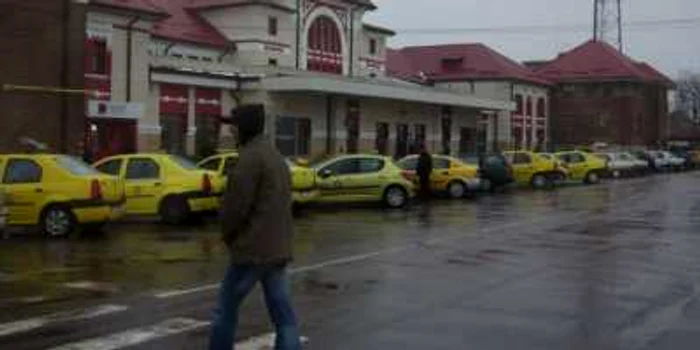 Taxiurile îşi aşteaptă clienţii în faţa gării