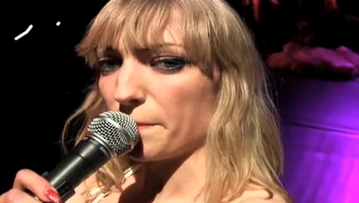 Lauren Barri Holstein este faimoasă pentru piesele sale nonconformistecaptură: Vimeo