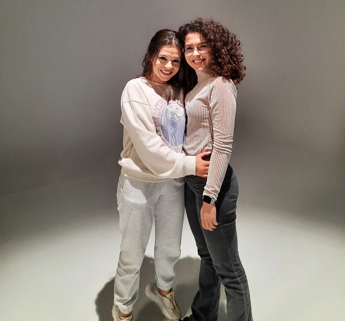 Eugenia Nicolae, alături de sora sa, la filmările videoclipului „Soarele & Luna” / Foto:Click!