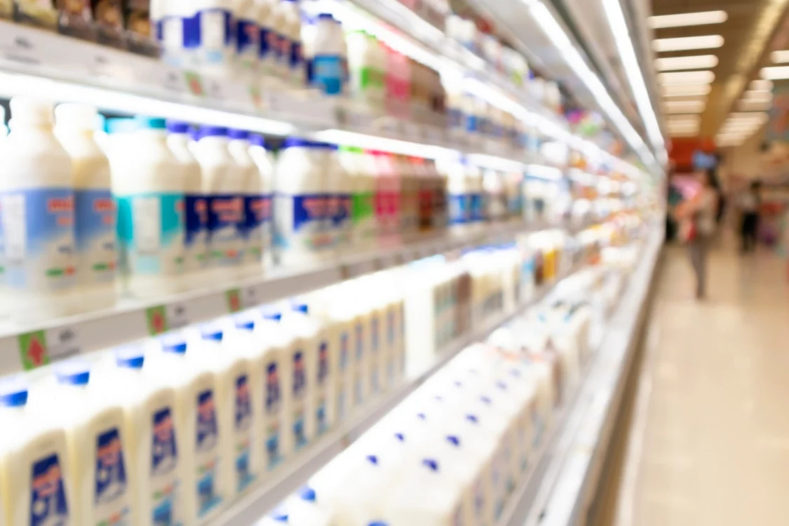 Raft cu lactate într-un supermarket