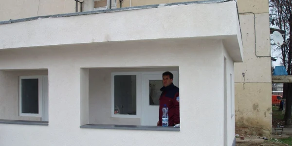Acest paznic asigură protecţia poliţiştilor rutieri 