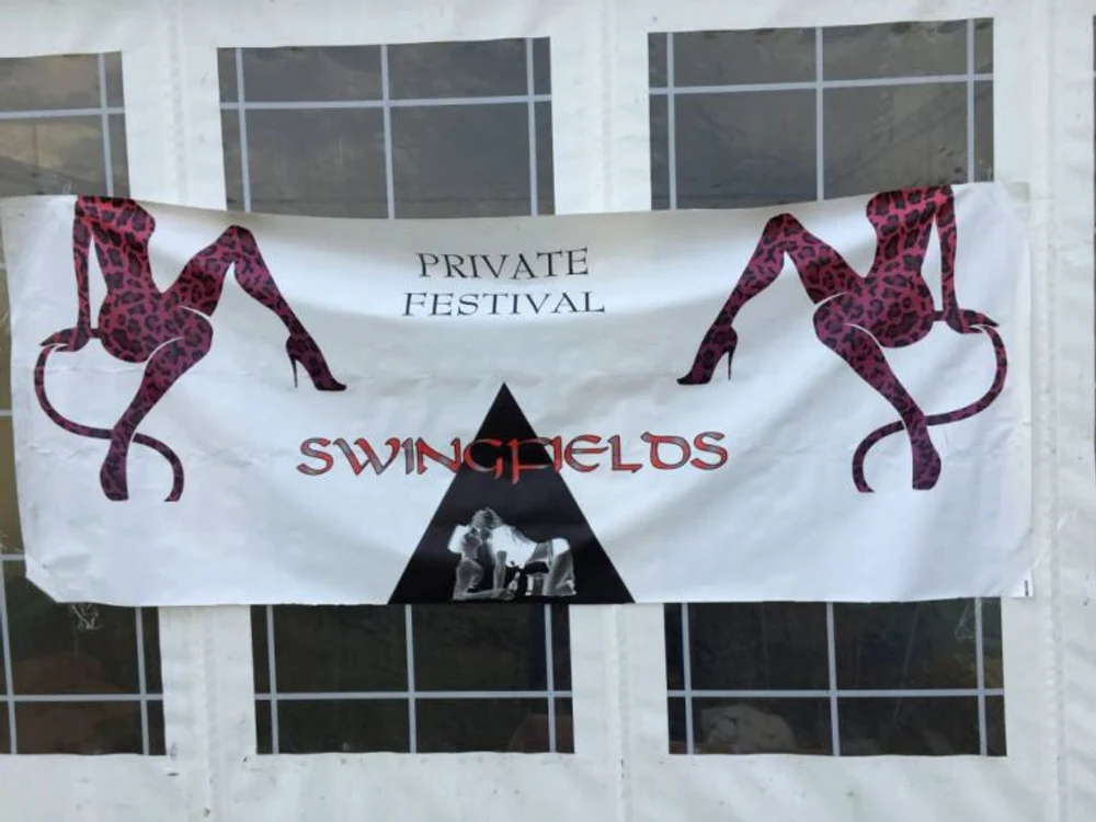 500 de swingeri s-au prezentat la un festival organizat într-un sat englezesc. Localnicii au fost oripilațiFoto: metro.co.uk