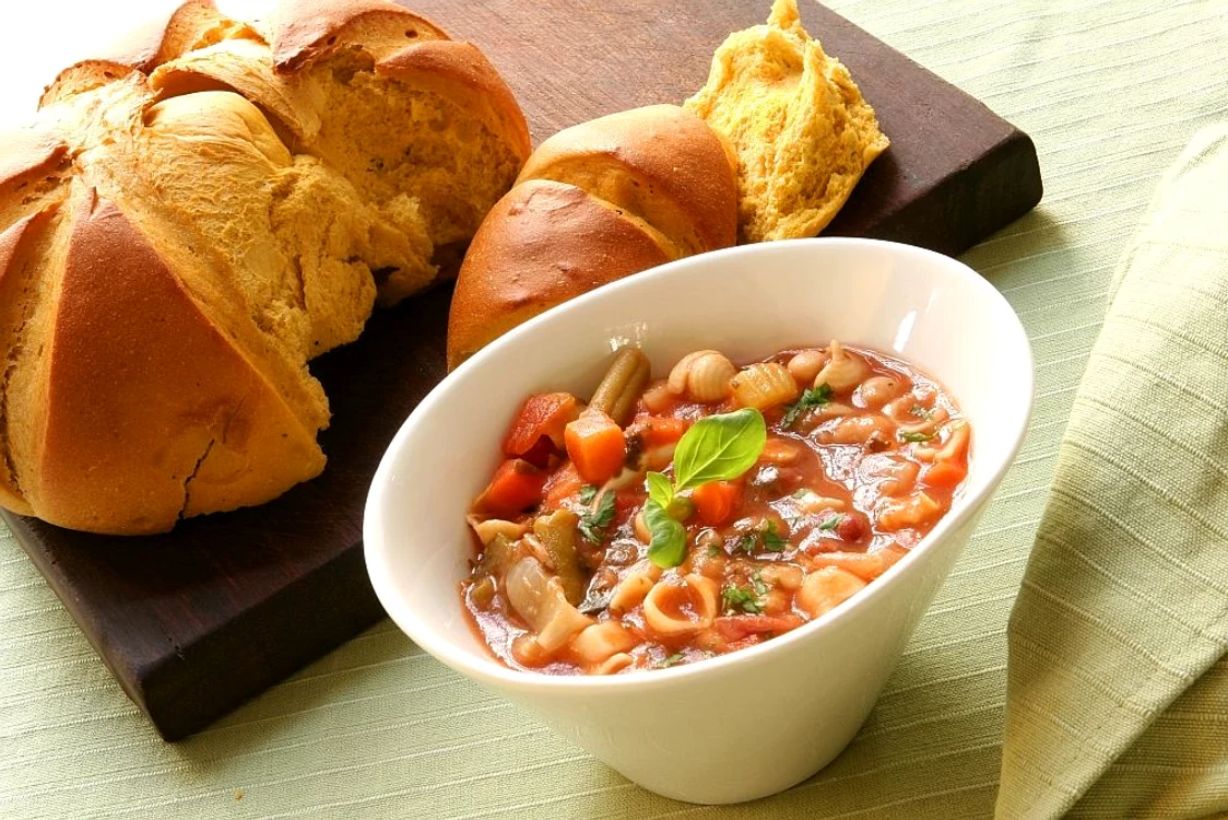 paste cu carne tocata si sos de rosii jpeg
