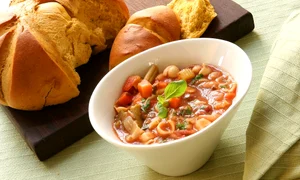 paste cu carne tocata si sos de rosii jpeg