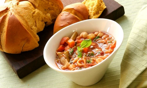 paste cu carne tocata si sos de rosii jpeg