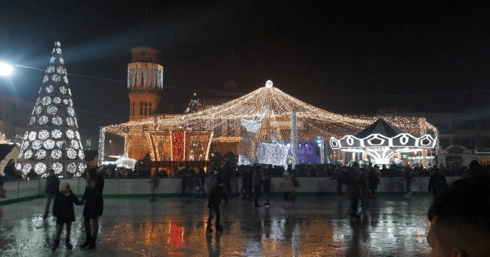Târg de Crăciun și ghirlande luminoase pe străzile Buzăului, ca-n anii dinaintea crizei energiei