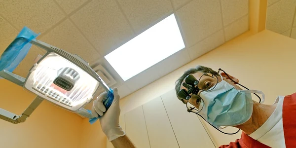 Tehnicianul dentar care pretindea că e stomatolog avea dreptul de practică medicală suspendat