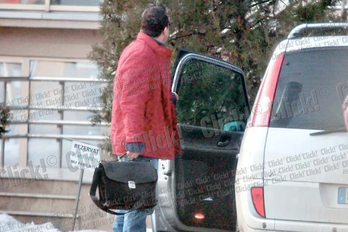 Intră în sediul firmei fără să arunce măcar un ochi spre casa lui Teo (Fotografii: Sorin Puiu)