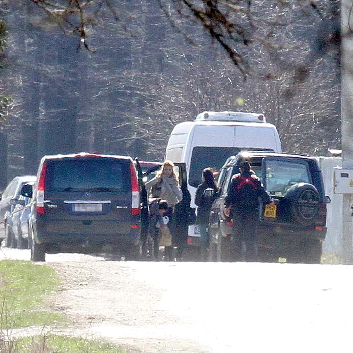 Nu a avut mult de cărat. Două-trei plase încărcate îl aşteptau deja în curte