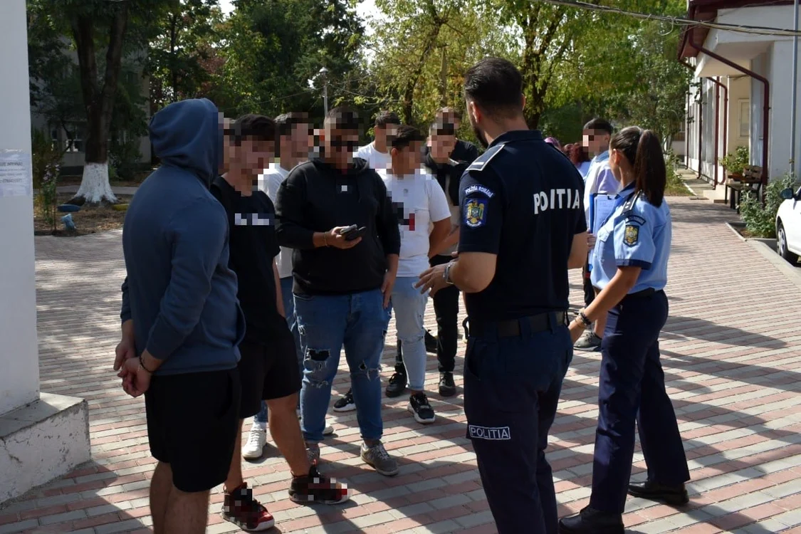Elevii din Olt chiulesc, dar nu consumă droguri  la școală, spun polițiștii FOTO: IPJ Olt